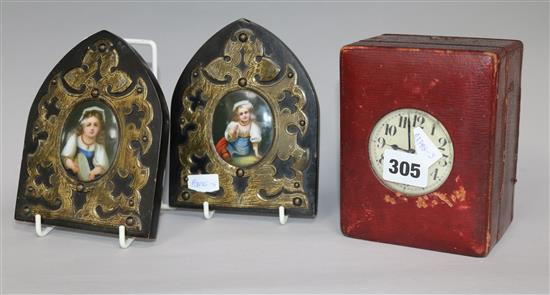 A Morocco leather cased timepiece and a pair of porcelain mounted plaques timepiece height 13.5cm